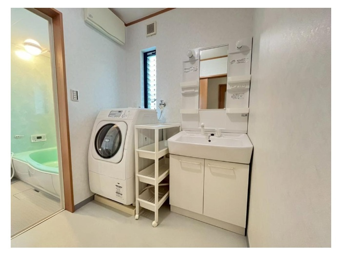 阪南市桃の木台６丁目　中古戸建の独立洗面台|大型キャビネットが、出しっぱなしになりがちな小物をスマートに収納します。