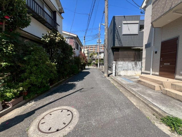 【前面道路含む現地写真】 | 練馬区旭町３丁目　新築戸建て | 「地下鉄成増」駅徒歩5分、「成増」駅徒歩8分で利便性も良好