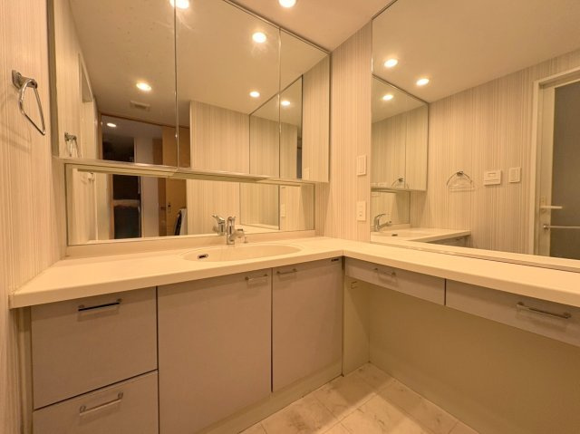 ソフィア美浜ライトプラザの独立洗面台|洗面台/L字レイアウトで使い勝手に配慮された洗面空間です！