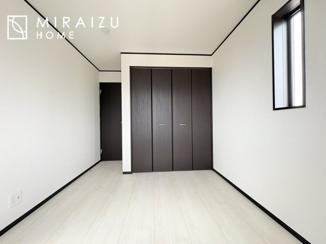 【洋室】 | 暮らしやすさを考えたプランで快適な現地ロケーションを実現。安らぎに満たされる、ゆとりのある日々を過ごせます♪