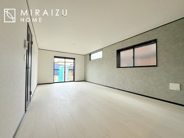 【居間・リビング】 | 窓が多いと温かな太陽の光と心地いい風が室内へと入ります。家族が集まるリビングは明るく過ごしやすいつくりです。窓が多いお家は住みやすい証です。