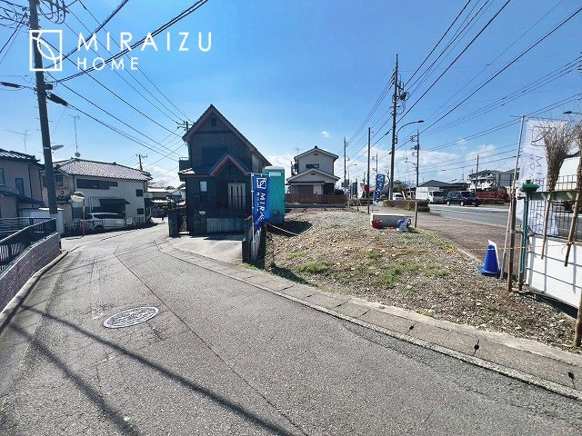 【前面道路含む現地写真】 | 青く澄み渡った綺麗な空と、陽の光をたっぷりと受ける、そんな新築住宅で新生活をスタートしてみませんか？見学・ご相談等、ミライズホーム(株)までお気軽にご連絡下さい♪

