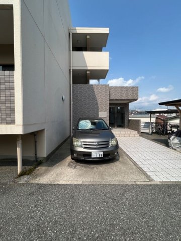フルール須磨の駐車場