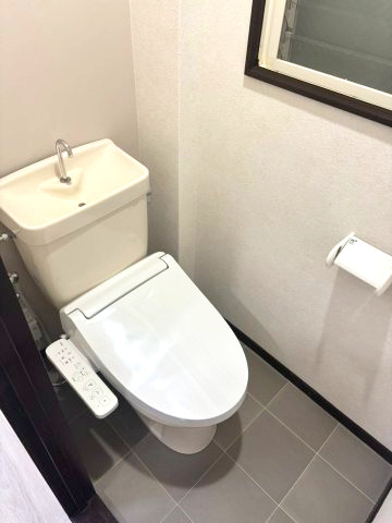 田中町4丁目のトイレ|窓があるトイレは、明るく換気も安心
