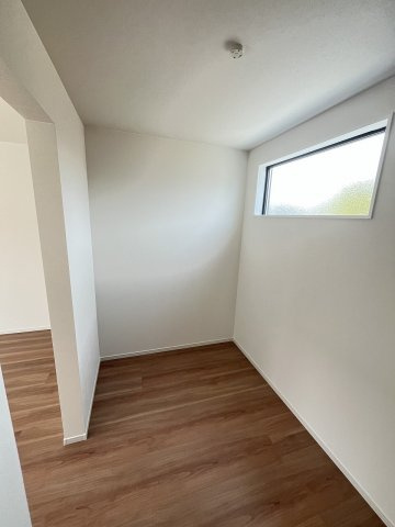【収納】 | 糟屋郡久山町猪野4期　1号棟（全2棟）【仲介手数料無料・0円】 | 現地写真。ウォークインクローゼットです。