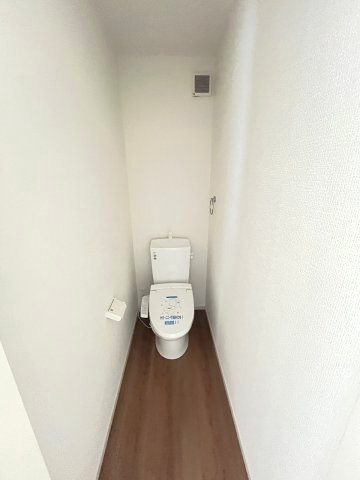 【トイレ】 | 糟屋郡久山町猪野4期　1号棟（全2棟）【仲介手数料無料・0円】 | 現地写真。2階にもトイレです。