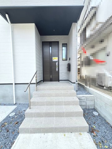 【玄関】 | 糟屋郡久山町猪野4期　1号棟（全2棟）【仲介手数料無料・0円】 | 現地写真。