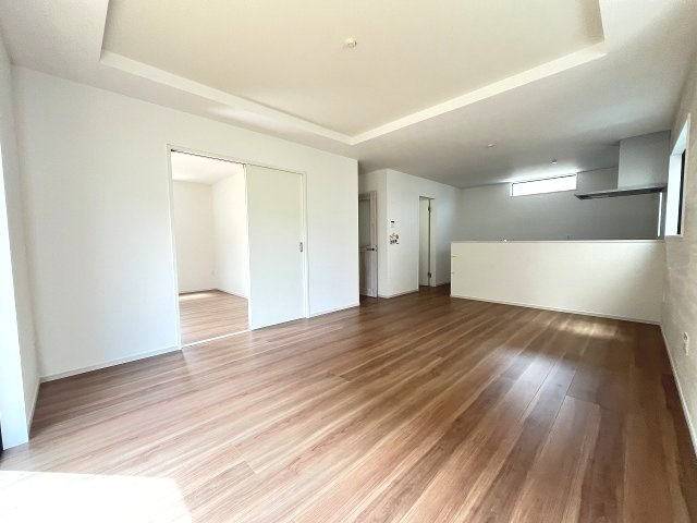 【居間・リビング】 | 糟屋郡久山町猪野4期　1号棟（全2棟）【仲介手数料無料・0円】 | 現地写真。リビングです。