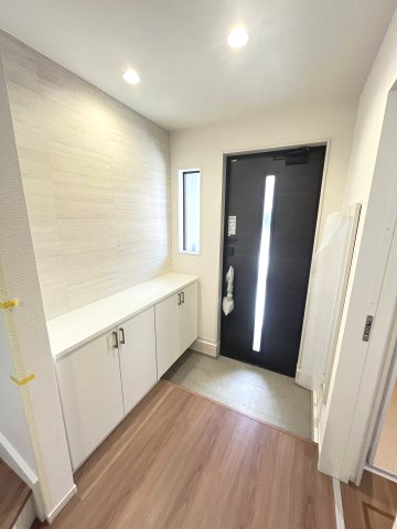 【玄関】 | 糟屋郡久山町猪野4期　1号棟（全2棟）【仲介手数料無料・0円】 | 現地写真。