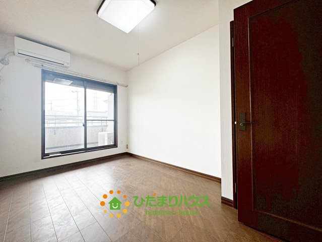 杉戸町杉戸　中古一戸建ての寝室|大きなデスクとベットを置いても余裕の広さがありますね。