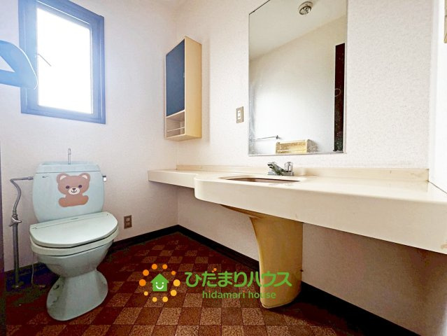 杉戸町杉戸　中古一戸建てのトイレ|2Fトイレもございますので忙しい朝に取り合いになる事はありませんね。