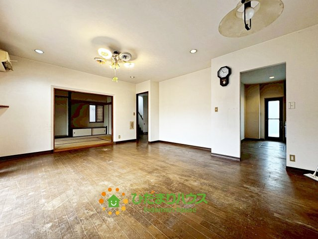 杉戸町杉戸　中古一戸建ての居間・リビング|広々としたリビングで家族団らんお過ごしください。