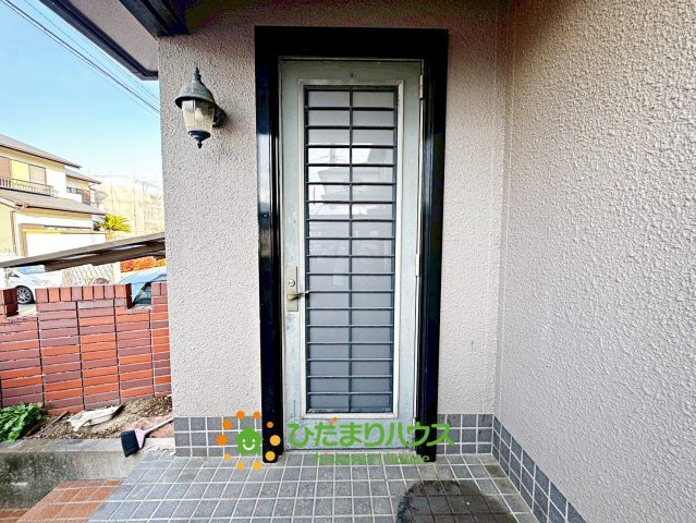 杉戸町杉戸　中古一戸建ての玄関|雨に濡れにくい玄関です。