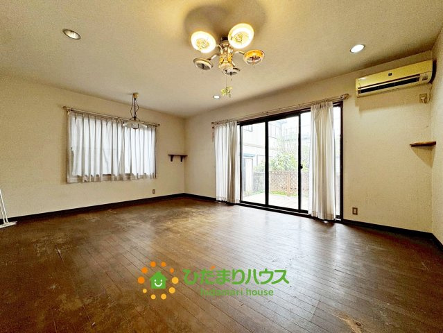 杉戸町杉戸　中古一戸建ての居間・リビング|大きなテレビを置いて家族みんなで映画鑑賞も良いですね。