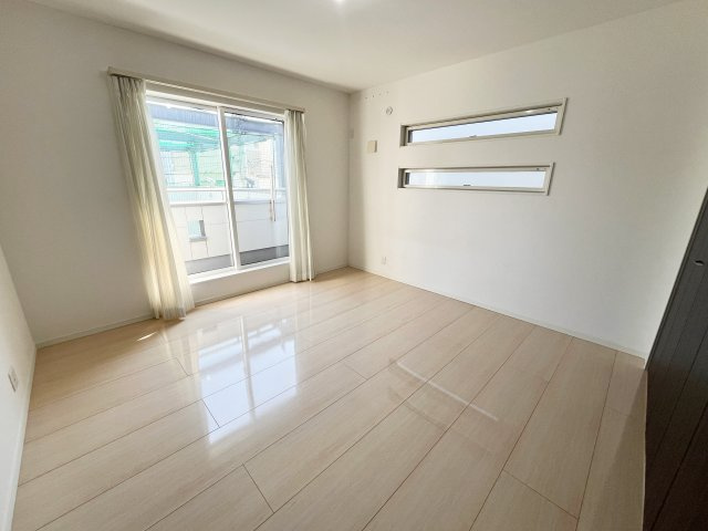 けやき台2丁目中古戸建の洋室|2階8帖の洋室は主寝室や個人部屋など様々な用途で使えます♪南に面しているので、日差しもたっぷり注ぎ込みます♪