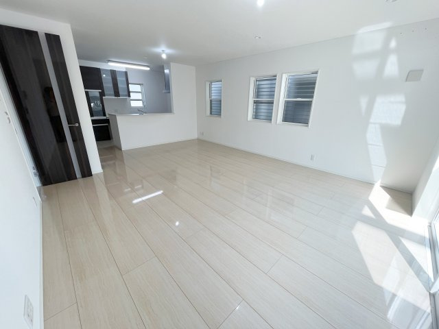けやき台2丁目中古戸建の居間・リビング|高級感×20帖の贅沢な仕様となっております♪