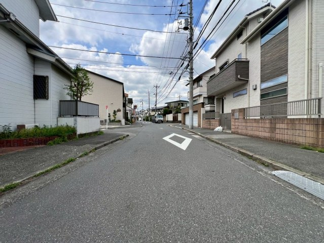 【前面道路含む現地写真】 | 中野区上鷺宮５丁目　売地 | 見通しの良い前面道路でお車も運転しやすく、安心の立地です