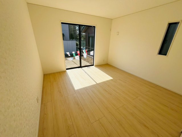 【Cradle Garden】　古河市尾崎　第１　全1邸の洋室|〇洋室　8.5帖〇
大きな窓でしっかりと陽ざしが届いて明るい室内♪
2026年4月撮影
