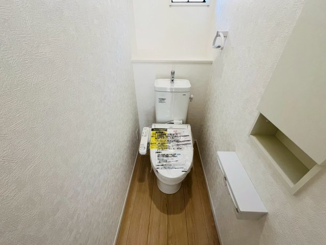 【Cradle Garden】　古河市尾崎　第１　全1邸のトイレ|〇トイレ〇
ウォシュレット付きトイレ。収納＆タオル掛け付きです♪
2026年4月撮影