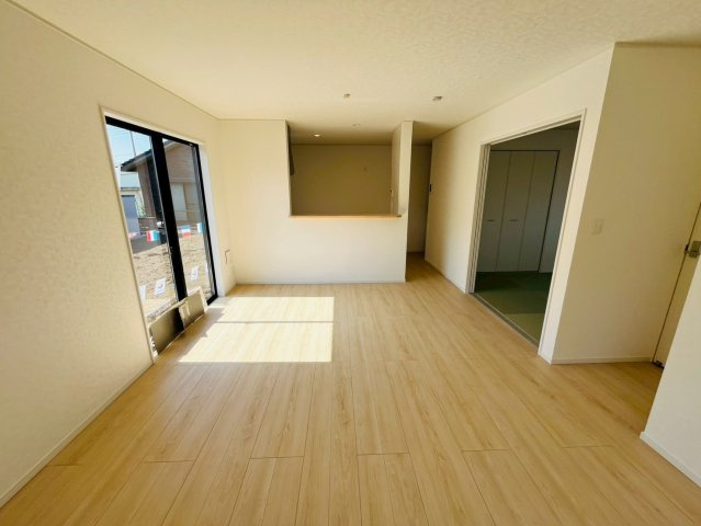 【Cradle Garden】　古河市尾崎　第１　全1邸の居間・リビング|〇リビング〇
広々17帖のリビングです。窓から明るい日差しが差し込みます♪
2026年4月撮影