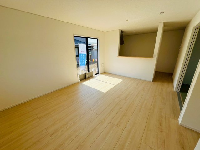 【Cradle Garden】　古河市尾崎　第１　全1邸の居間・リビング|〇リビング〇
落ち着きのある木目調のリビング。南面に窓がございますので太陽の光を反射し、室内を明るく保つことができます♪
2026年4月撮影