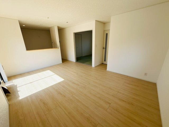 【Cradle Garden】　古河市尾崎　第１　全1邸の居間・リビング|〇リビング〇
明るいリビング。続き間の和室と合わせると更に開放的な空間が広がります♪
2026年4月撮影