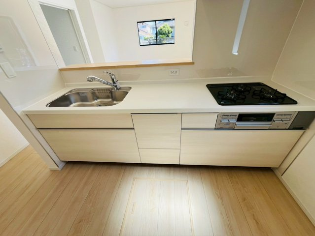 【Cradle Garden】　古河市尾崎　第１　全1邸のキッチン|〇キッチン〇
対面仕様で、料理をしながら家族と会話ができるだけでなく、明るいリビングとつながる、ゆとりと快適性を兼ね備えたキッチンです♪
2026年4月撮影