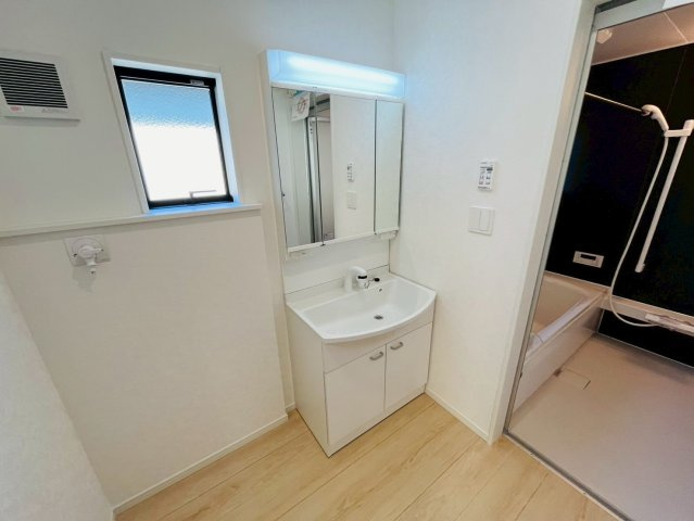 【Cradle Garden】　古河市尾崎　第１　全1邸の独立洗面台|〇洗面化粧台〇
明るい洗面脱衣室♪小窓があるので、換気もしっかりできます（＾＾）
2026年4月撮影