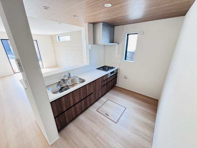 松戸市小山新築戸建【南部小学校：5分】のキッチン|お手入れしやすいレンジフード・シンクの水栓には浄水器がついてます！