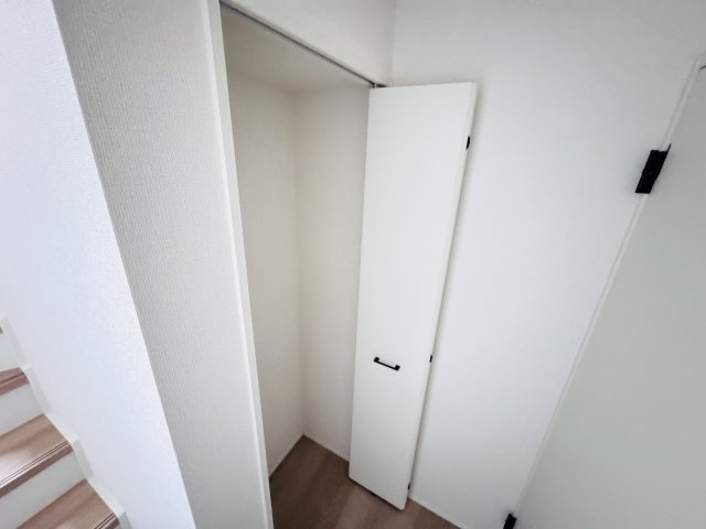 松戸市小山新築戸建【南部小学校：5分】の収納|1Fホール収納