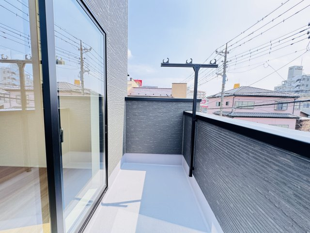 松戸市小山新築戸建【南部小学校：5分】のバルコニー|寝室前南西向きバルコニー・日当たり良好♪