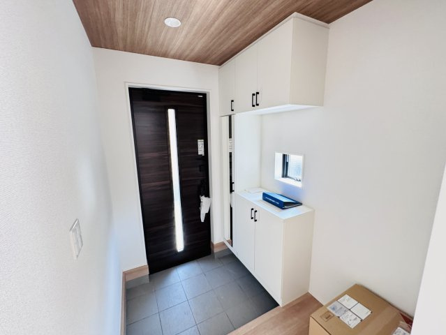 松戸市小山新築戸建【南部小学校：5分】の玄関|玄関ホール・ミラー付きシューズボックス