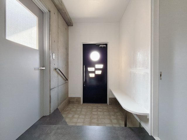 【中古戸建】伊勢崎市八斗島町の玄関|■玄関｜「玄関から、我が家を心地よく。自然の風や光を感じられる気持ちのいい玄関へ。」永く居心地のいい暮らしを演出する快適性能と安心を両立させたドアを採用しました！