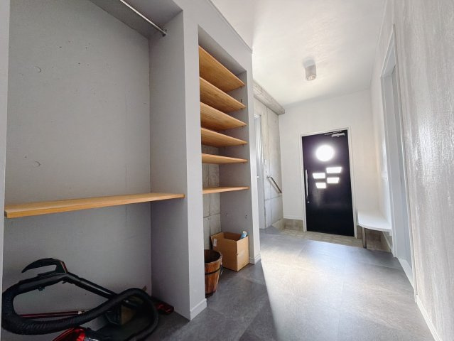 【中古戸建】伊勢崎市八斗島町の玄関|■玄関｜玄関奥には、収納をご用意しております。増えていくご家族の靴もしっかり収納できますので安心です♪