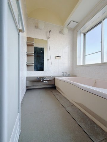 【中古戸建】伊勢崎市八斗島町の浴室|■浴室｜デザイン性に優れた浴室♪1日の疲れを癒す、ゆったりとしたバスタイムをぜひお過ごしください(*＾＾*)大きな窓付きで嬉しい♪