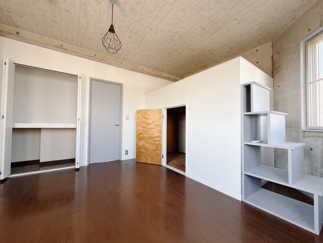 【中古戸建】伊勢崎市八斗島町の洋室|■2階洋室｜ナチュラルカラーの床です。模様替えなどとても楽しく工夫できます♪陽当たり、風通しもとても良いので毎日快適な生活スタートです！子供部屋にも良いですね♪