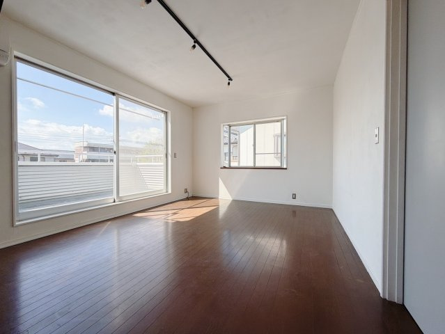 【中古戸建】伊勢崎市八斗島町の洋室|■2階洋室｜2階洋室には大きな窓をご用意しています。日中はあたたかな日差し差し込み自分時間も充実できますね＾＾