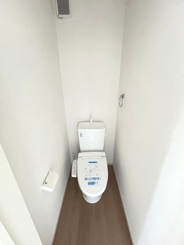 【トイレ】 | 糟屋郡久山町猪野4期　2号棟（全2棟）【仲介手数料無料・0円】 | 現地写真。2階にもトイレです。