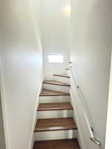 【内装】 | 糟屋郡久山町猪野4期　2号棟（全2棟）【仲介手数料無料・0円】 | 現地写真。2階へ上がる階段です。手摺もついて安全ですね。