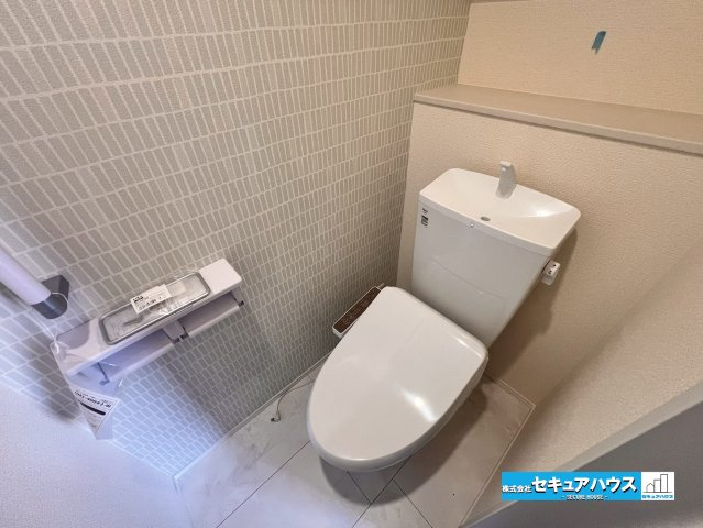 【今からご案内可能】知多市岡田開戸　全4棟のトイレ|【高機能トイレ】
◆高機能トイレの多くは便器のフタの開閉が自動であり、使用後に手動で水を流す面倒もなく非常に便利です。スタイリッシュな見た目で、お掃除しやすく、節水効果が高いです。
