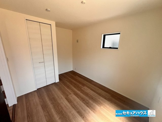 【今からご案内可能】知多市岡田開戸　全4棟の洋室|【洋室】
◆広々とした居住空間は日々の暮らしを彩り、心のやすらぎと満足感を与えてくれます。通風と採光を考慮した設計は子供たちはのびのび育ち、家族でくつろぎと団らんを生み出します。