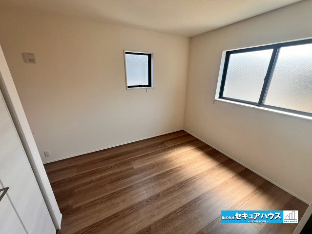 【今からご案内可能】知多市岡田開戸　全4棟の洋室|【洋室】
◆家族一人ひとりの大切なプライベート空間。趣味に合わせて使って頂けるようシンプルに仕上げてあります。暮らし心地を大きく左右する収納を、適材適所に配置し使い勝手を考慮しました。　
