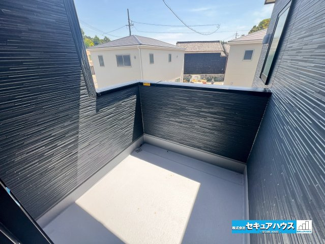 【今からご案内可能】知多市岡田開戸　全4棟のバルコニー|【バルコニー】
◆見晴らしもよく、太陽の温かな温もりをめいっぱい受け止めてくれます。
太陽の光と爽やかな風を受けたお洗濯物はあっという間に乾き、取りこむ時には太陽の匂いを感じられそうですね。　