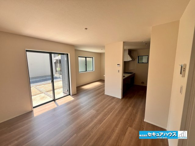 【今からご案内可能】知多市岡田開戸　全4棟の居間・リビング|【LDK】
◆通学から帰宅し、リビングルームで会話を楽しむ子ども達。リビングから臨む景色は太陽色に染まり、解放感溢れゆったりとしたひと時を過ごすことが出来る素敵な空間です。