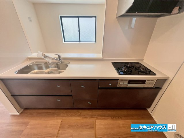 【同施工物件ご案内可能】知多市岡田開戸　全4棟の内観：施工例|【キッチンイメージ】
◆同時にたくさんの料理が調理できる。「焼く・蒸す・煮る」の工程を同時進行で進めることができるので、料理を素早く作ることができます。育児でバタバタ忙しいママに嬉しい♪