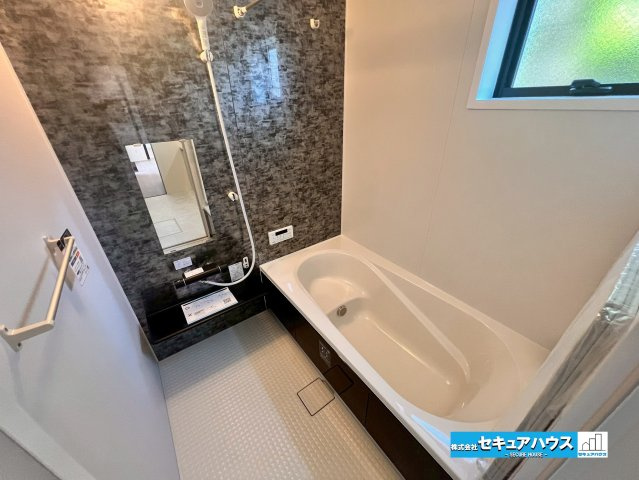 【今からご案内可能】知多市岡田開戸　全4棟の浴室|【浴室】
◆アクセントパネルで落ち着きのある雰囲気を演出します。毎日の疲れを癒やすバスタイムをお楽しみ下さい！
◆窓付きで、カビの繁殖を抑える効果があります。