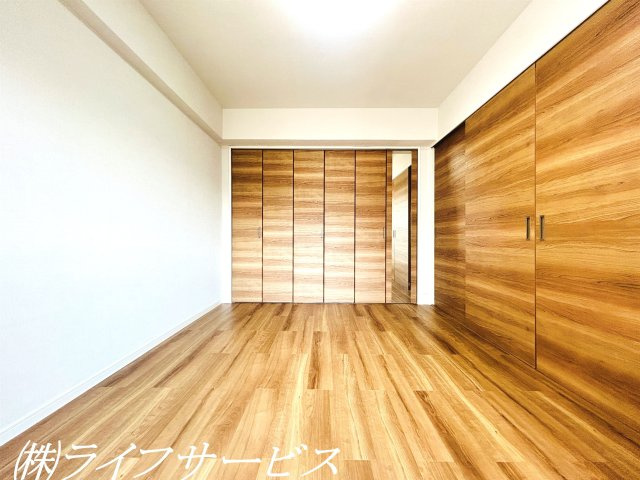 【洋室】 | ファミールハイツ北大阪１号棟 | バルコニー側洋室６帖／南向きのバルコニーに面した陽当り良好のお部屋です！クローゼット有！