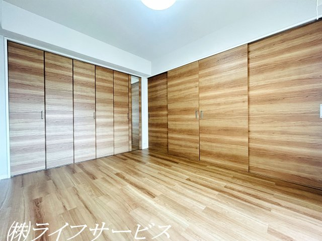 【洋室】 | ファミールハイツ北大阪１号棟 | バルコニー側洋室６帖／南向きのバルコニーに面した陽当り良好のお部屋です！クローゼット有！