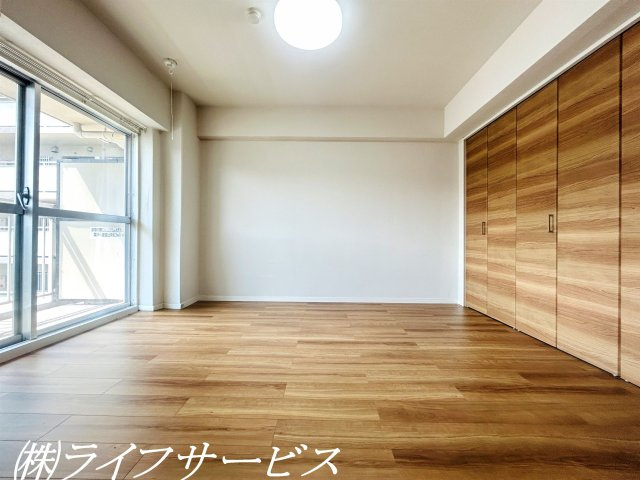 【洋室】 | ファミールハイツ北大阪１号棟 | バルコニー側洋室６帖／南向きのバルコニーに面した陽当り良好のお部屋です！クローゼット有！