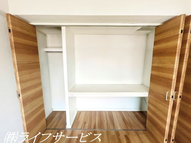 【収納】 | ファミールハイツ北大阪１号棟 | バルコニー側洋室６帖／南向きのバルコニーに面した陽当り良好のお部屋です！クローゼット有！（一部AIによる家具消し加工済）